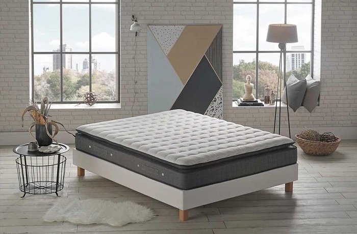 Modern stilde dizayn edilen bir odada boş yatak