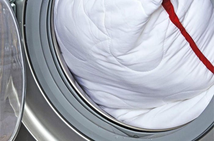 Çamaşır makinesine atılan bir yorgan