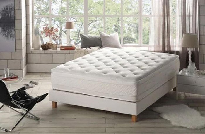 Boş beyaz renkli bir yatak