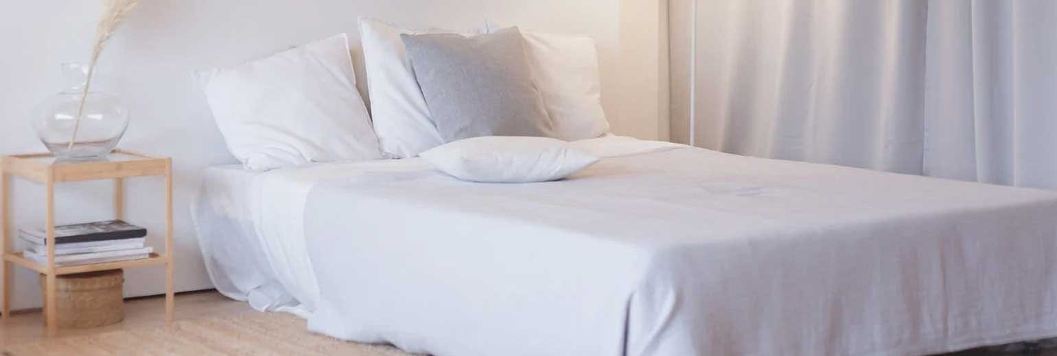 Beyaz renkli yatak örtüsü ve yastıklar
