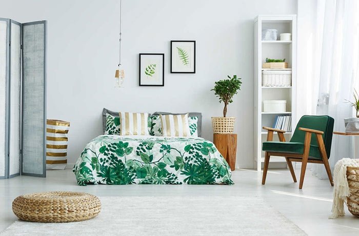 Yeşil yaprak desenli nevresim takımlı yatak odası