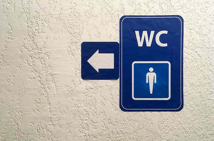 Erkek tuvaletini gösteren bir tabela