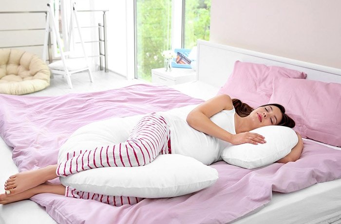 Uyku yastıkları ile uyuyan bir kadın