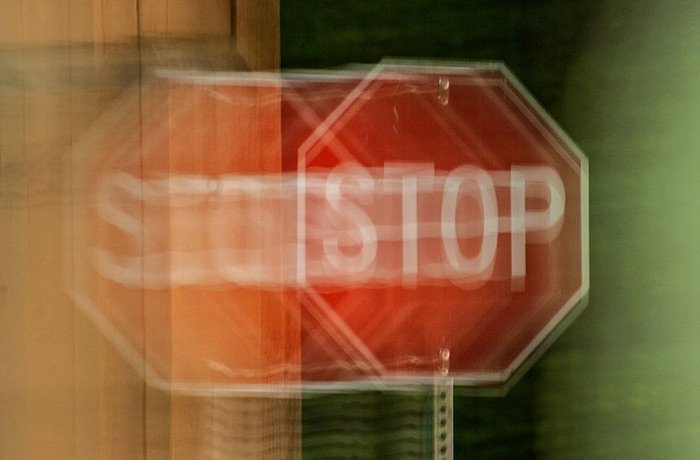 pan çekimiyle çekilmiş stop tabelası
